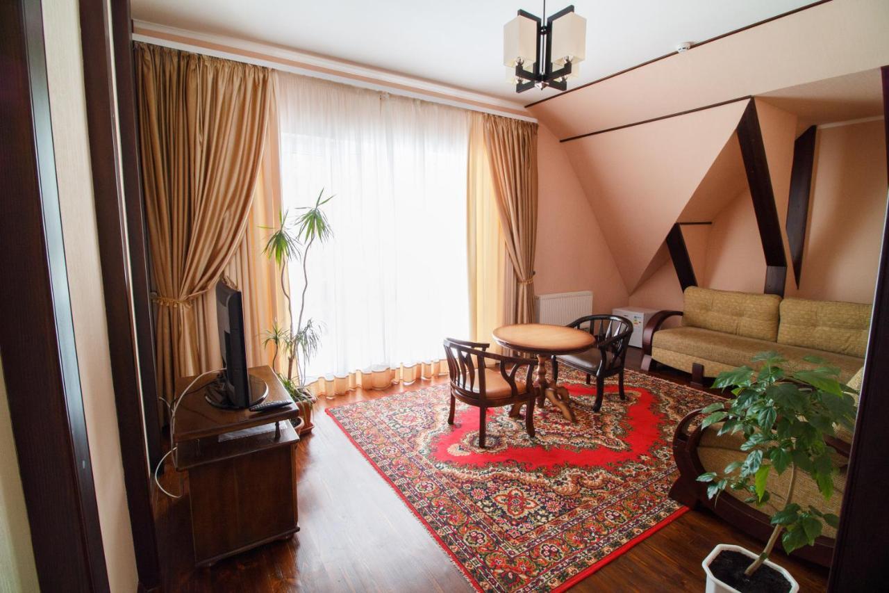 Hotel On Khmelnytskogo 8 카리프 외부 사진